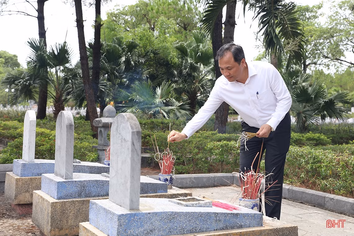 Lãnh đạo Hà Tĩnh dâng hương tại các nghĩa trang Trường Sơn, Đường 9