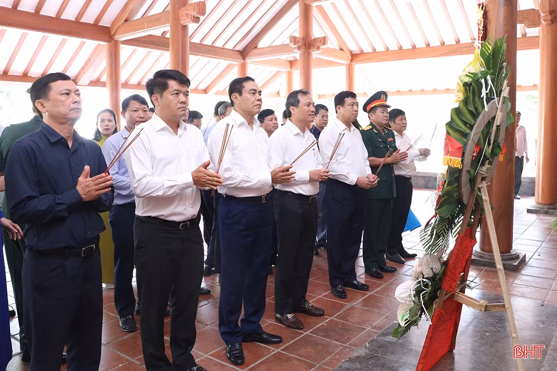 Lãnh đạo Hà Tĩnh dâng hương tại các nghĩa trang Trường Sơn, Đường 9