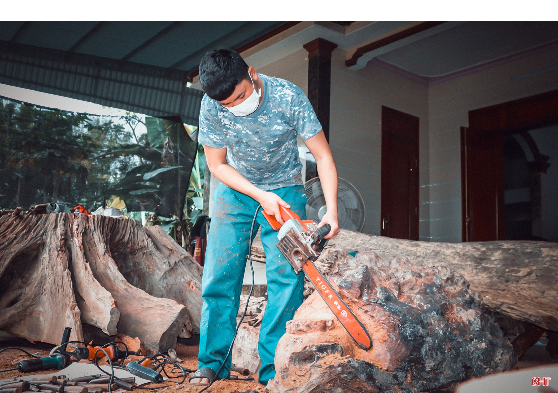 Chàng trai Hà Tĩnh “say” nghệ thuật điêu khắc gỗ