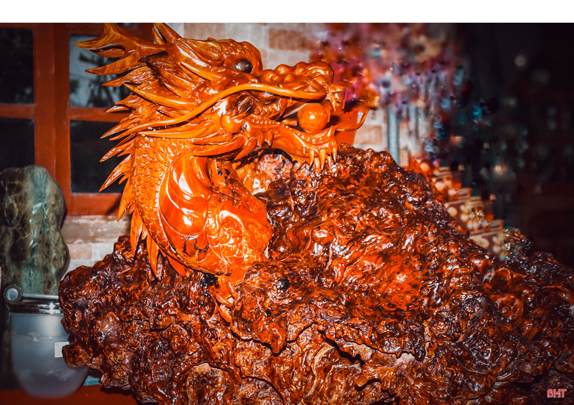 Chàng trai Hà Tĩnh “say” nghệ thuật điêu khắc gỗ