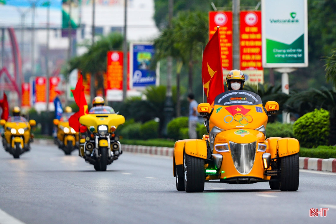 Các tay đua tranh Cúp Truyền hình HTV đi qua Hà Tĩnh