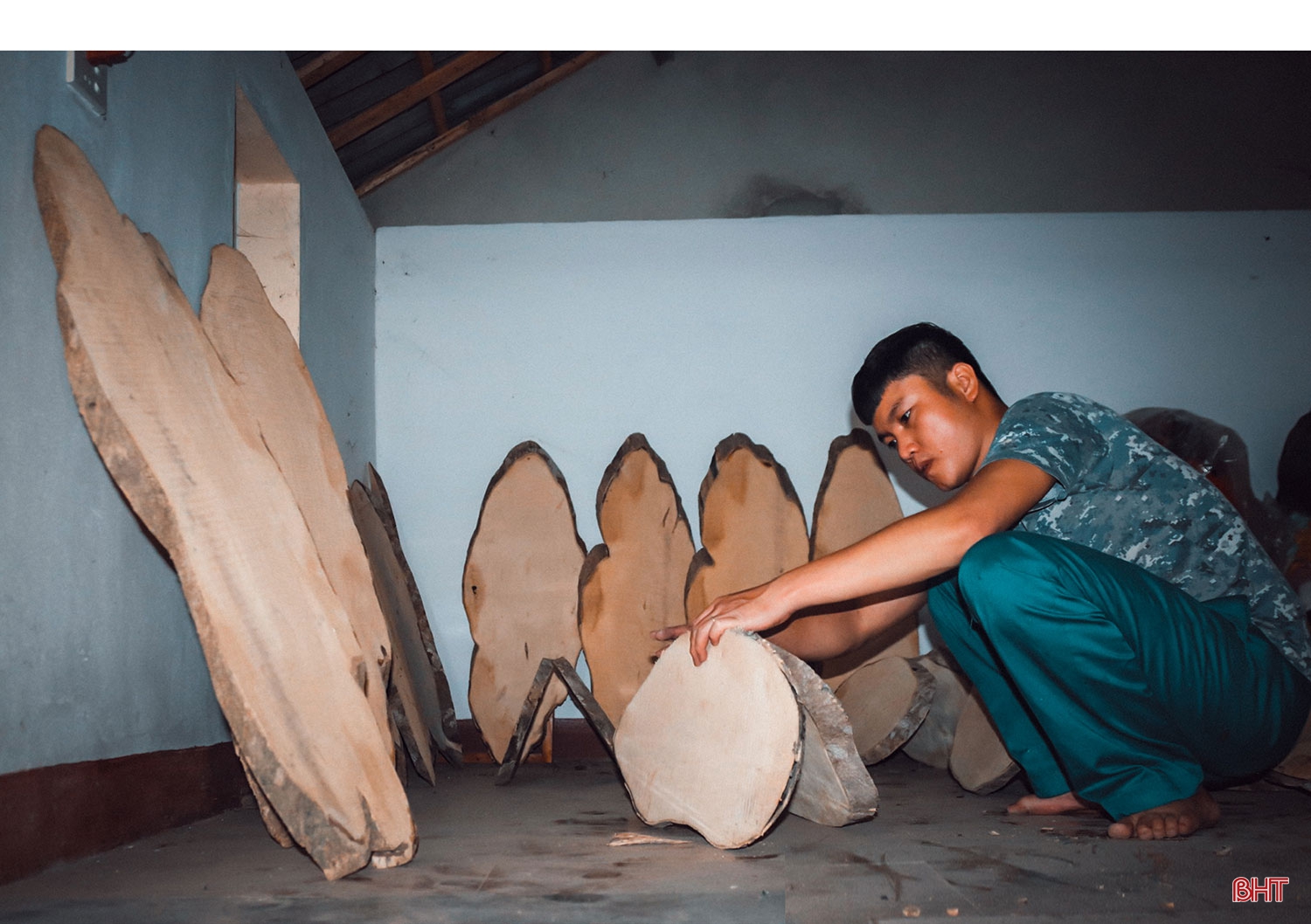 Chàng trai Hà Tĩnh “say” nghệ thuật điêu khắc gỗ