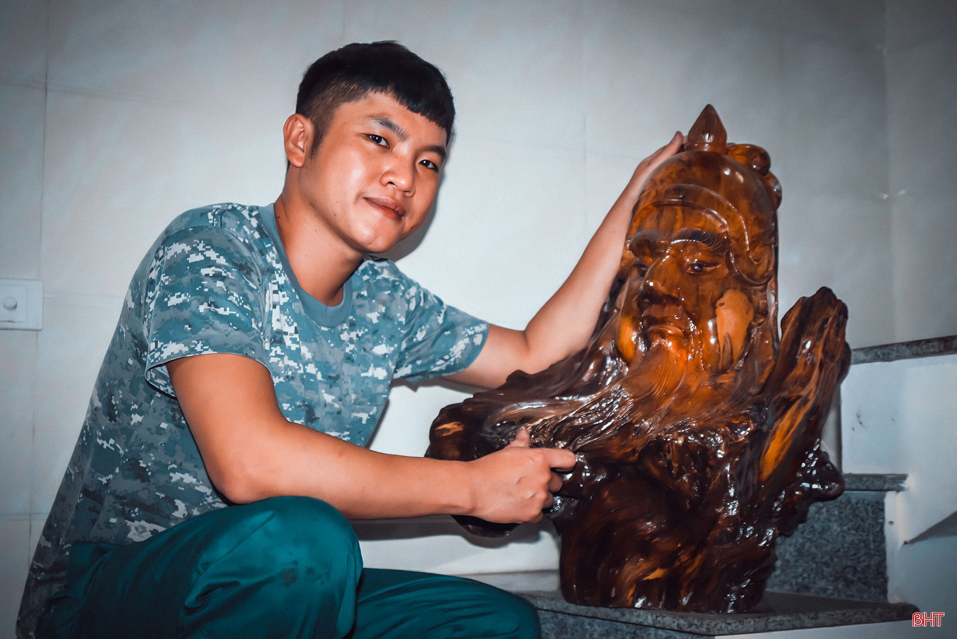 Chàng trai Hà Tĩnh “say” nghệ thuật điêu khắc gỗ
