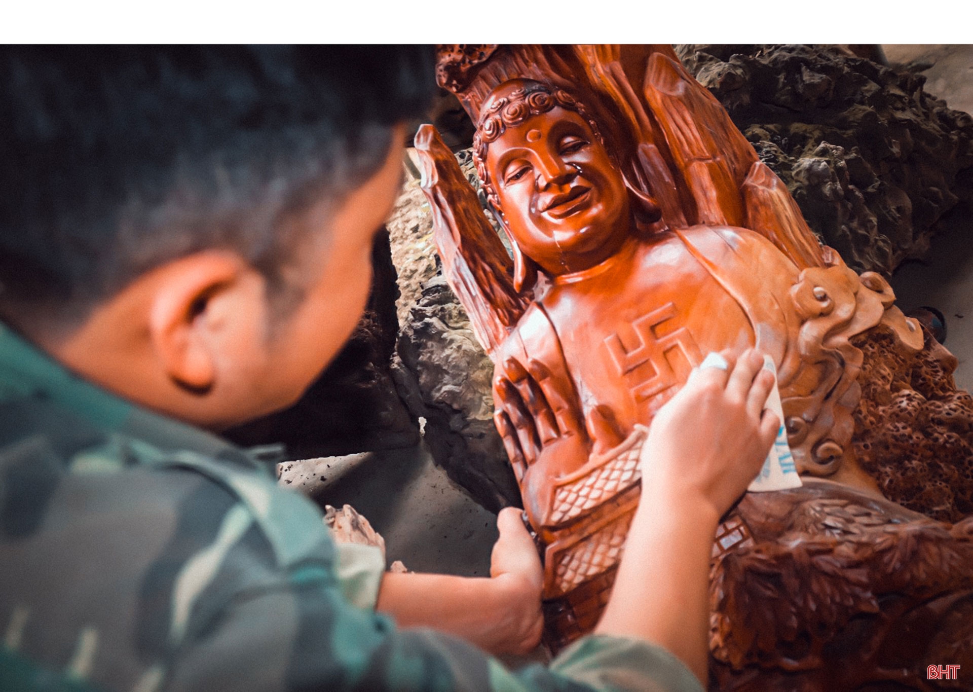 Chàng trai Hà Tĩnh “say” nghệ thuật điêu khắc gỗ