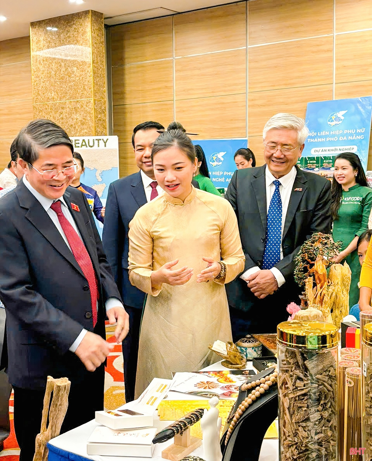 bqbht_br_khong-chi-sieng-nang-sang-tao-trong-lao-dong-tren-dong-ruong-phu-nu-ha-tinh-con-manh-me-tiep-can-cong-nghe-so-gia-nhap-thuong-truong40.jpg