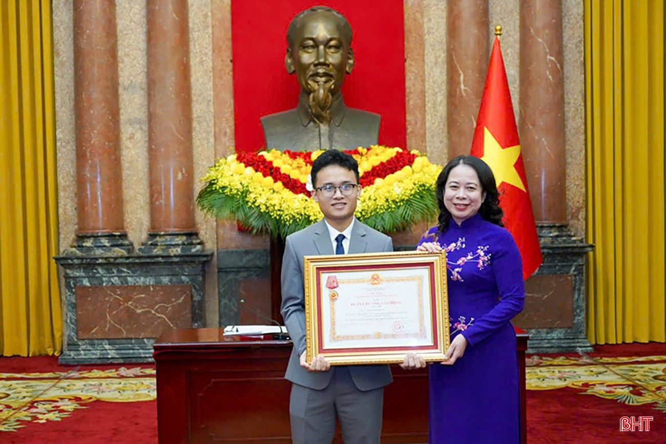 bqbht_br_pho-chu-tich-nuoc-vo-thi-anh-xuan-trao-tang-huan-chuong-lao-dong-hang-nhi-cho-tran-minh-hoang.jpg