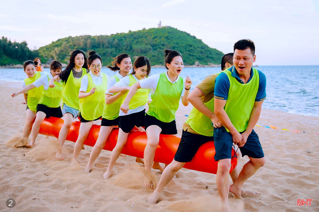 bqbht_br_du-khach-choi-team-bulding-tren-bai-bien-kdl-sinh-thai-quynh-vien-6593.jpg