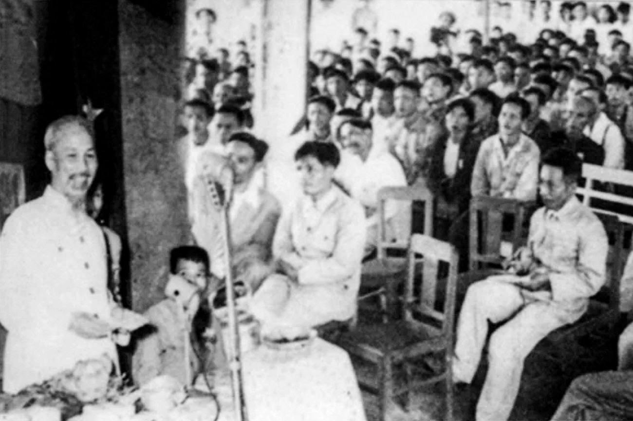 t8-bac-ho-noi-chuyen-tai-hoi-nghi-can-bo-nhan-dip-nguoi-ve-tham-ha-tinh-15-6-1957-anh-tu-lieu.jpg