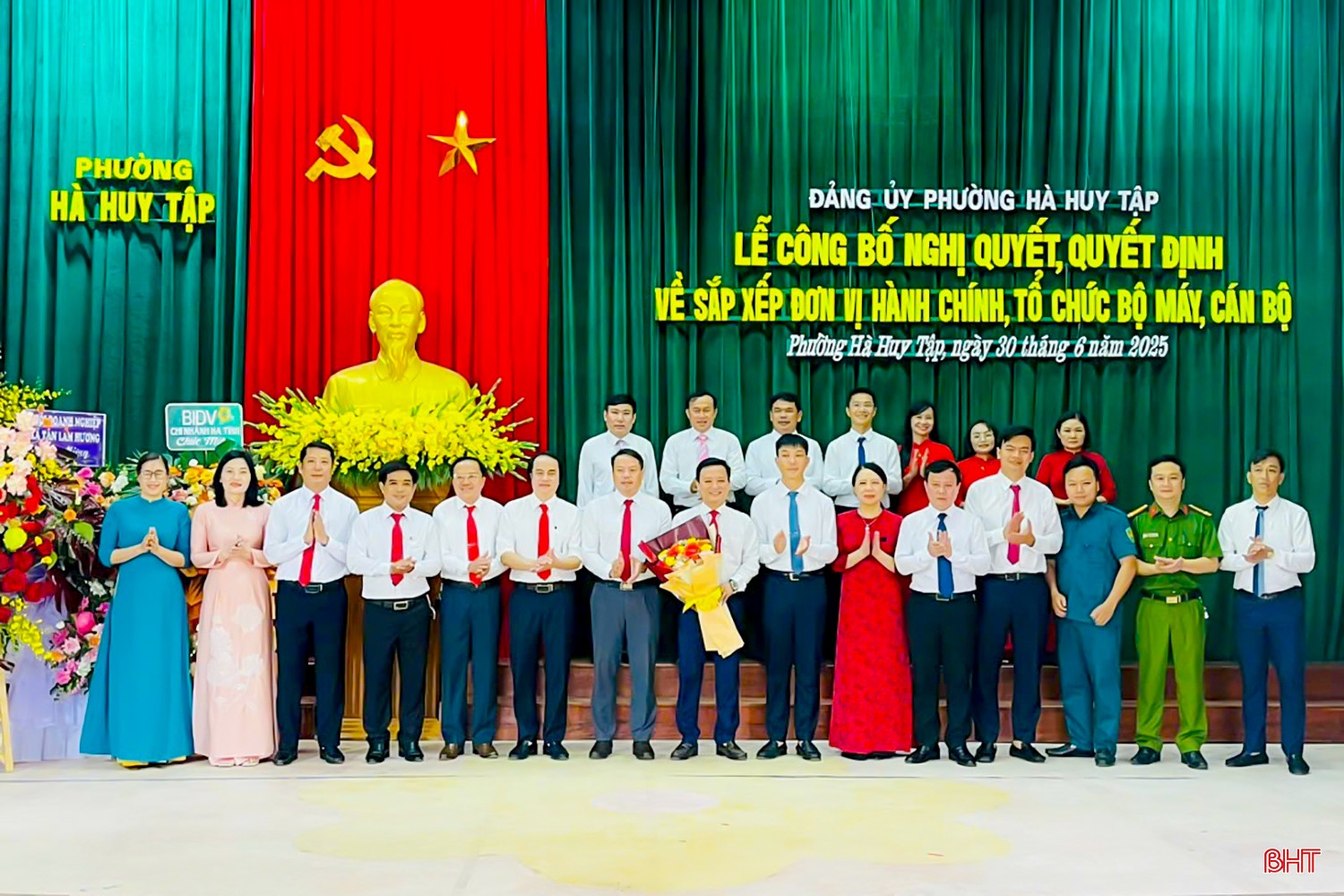 BCH Đảng bộ phường và các đồng chí Thường trực Đảng ủy phường Hà Huy Tập.
