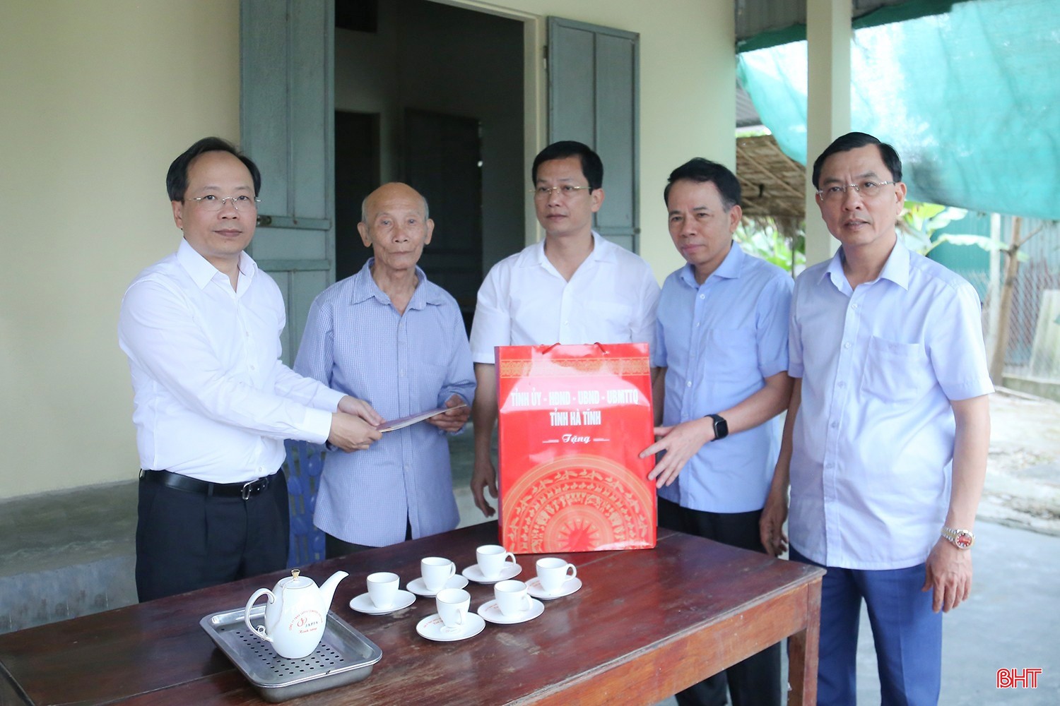 bi-thu-tinh-uy-cung-doan-den-tham-hoi-tang-qua-gia-dinh-ong-bui-van-thong-sn-1939-benh-binh-3-3-tai-thon-hoa-binh-xa-thach-thang.jpg