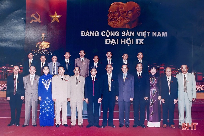 doan-dai-bieu-tinh-ha-tinh-du-dai-hoi-toan-quoc-lan-thu-ix-cua-dang-chup-anh-luu-niem-voi-cac-dong-chi-lanh-dao-dang-va-nha-nuoc-thang-4-2001-anh-tu-lieu-dai-hoi.jpg