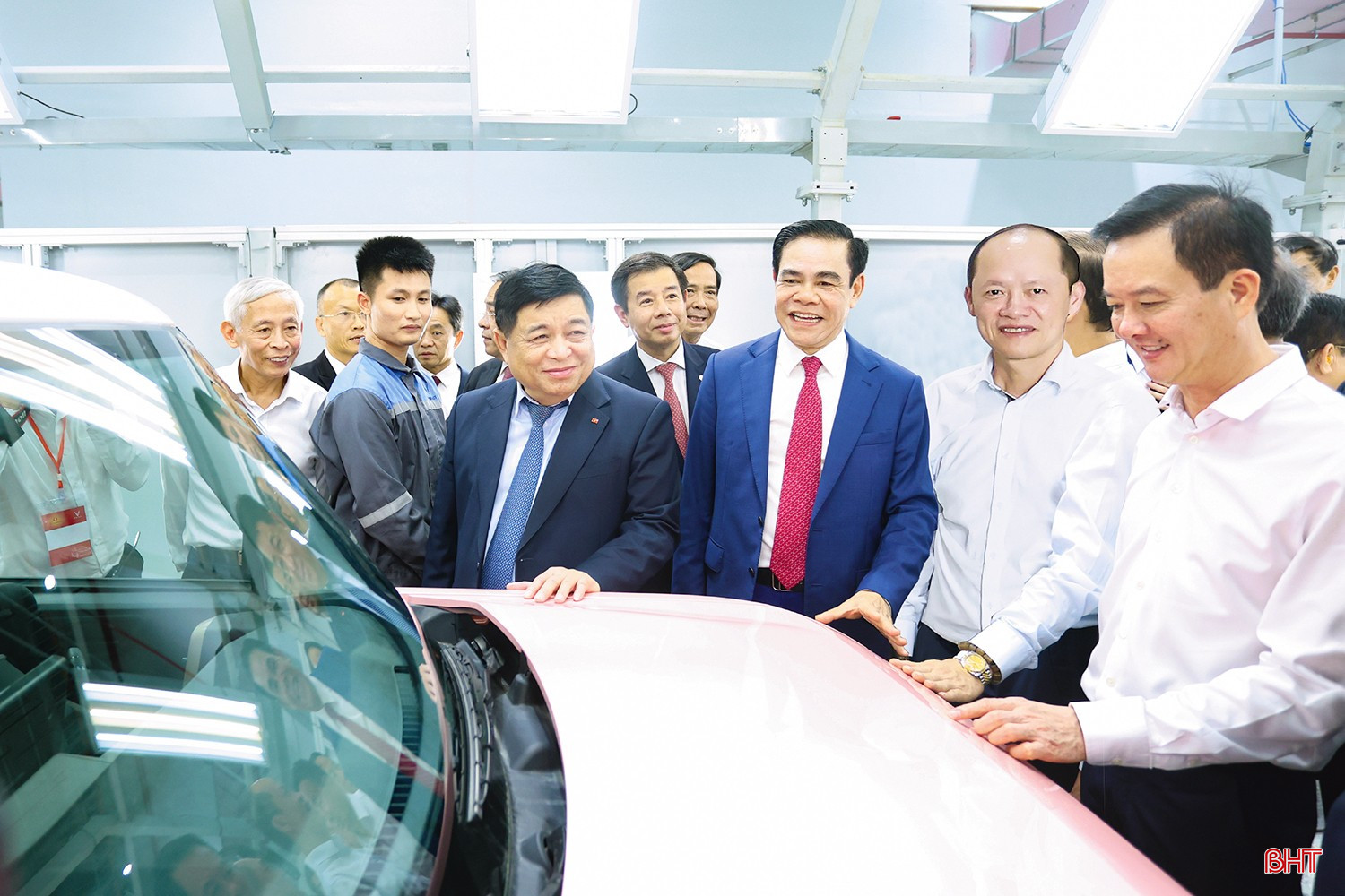 Phó Thủ tướng Chính phủ Nguyễn Chí Dũng, các đồng chí lãnh đạo tỉnh và đại biểu tham quan Nhà máy Sản xuất ô tô điện VinFast (tháng 6/2025). Ảnh: Đình Nhất