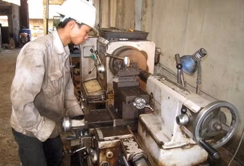 Công nhân Doanh nghiệp cơ khí Xuân Hồng hoàn thiện chi tiết sản phẩm Công nhân Doanh nghiệp cơ khí Xuân Hồng hoàn thiện chi tiết sản phẩm