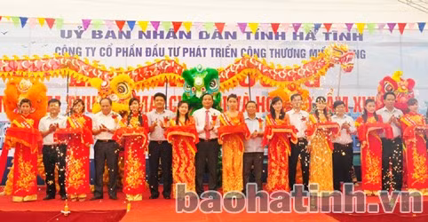 Đại diện lãnh đạo tỉnh, sở, ngành, địa phương, chủ đầu tư cắt băng khai trương chợ Hội