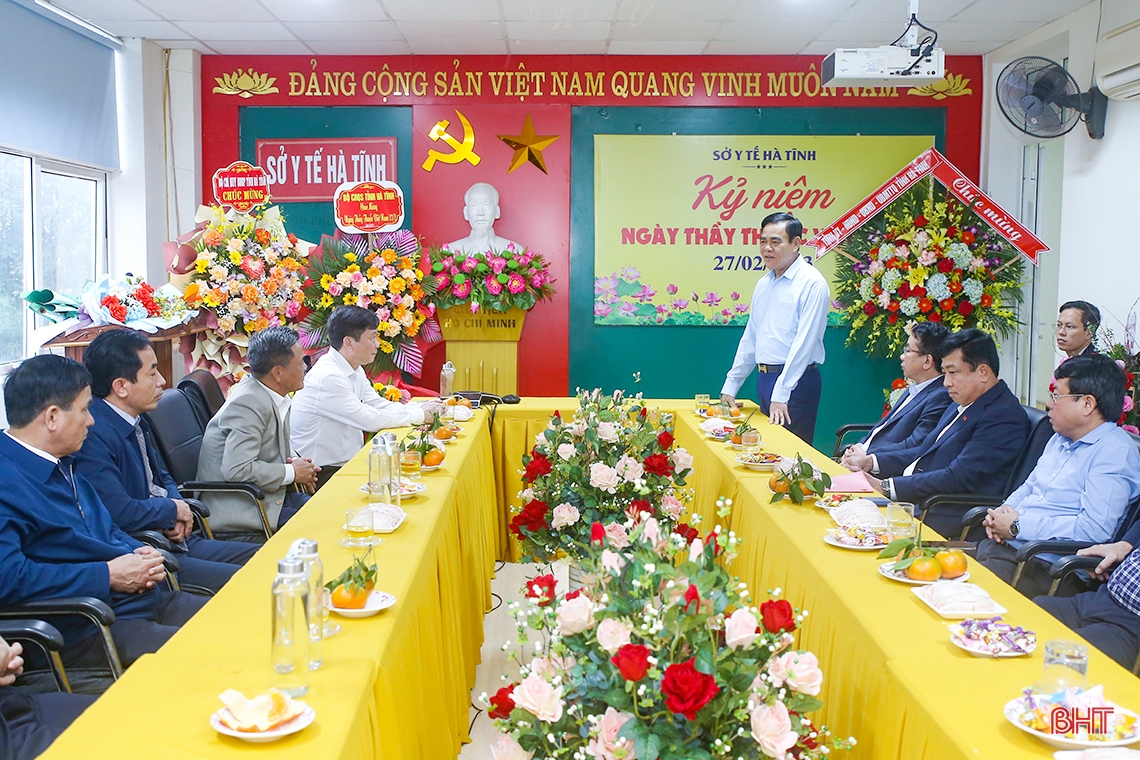 Chủ tịch UBND tỉnh chúc mừng ngành Y tế Hà Tĩnh và một số đơn vị