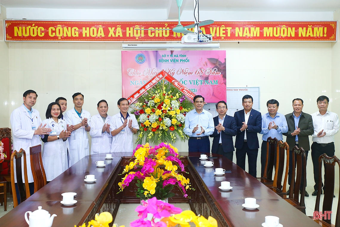 Chủ tịch UBND tỉnh chúc mừng ngành Y tế Hà Tĩnh và một số đơn vị