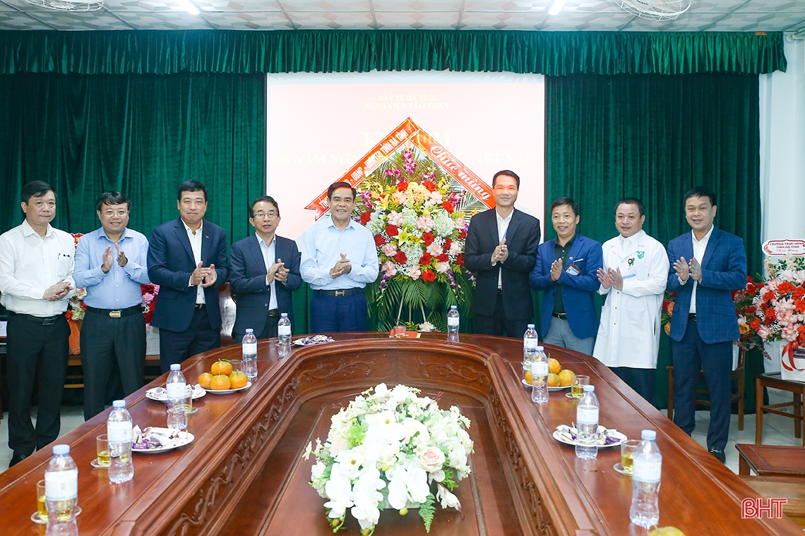 Chủ tịch UBND tỉnh chúc mừng ngành Y tế Hà Tĩnh và một số đơn vị