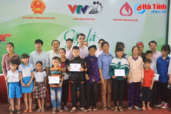 trao qua cho 27 chiec la chua lanh tren dia ban ha tinh