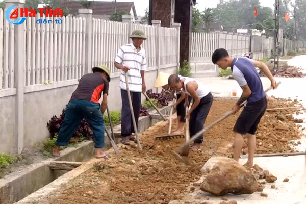 hien dat mo duong dai cong truong o thi tran cam xuyen