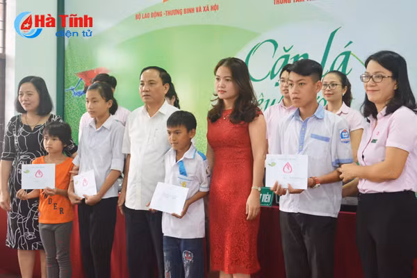 trao qua cho 27 chiec la chua lanh tren dia ban ha tinh