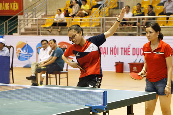 co be 14 tuoi hoc gioi danh bong ban nhu vdv chuyen nghiep