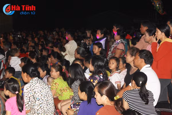 Hơn 2.000 người dân Hà Tĩnh tham gia đêm nhạc bolero “Hoa tím người xưa”