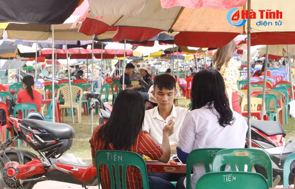 du khach den bien loc ha dong nhu hoi