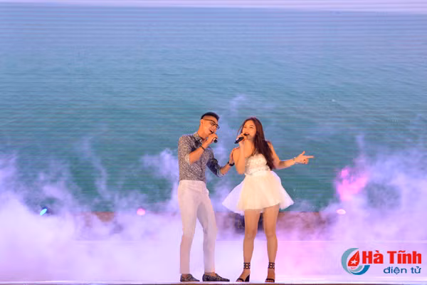 ha tinh tung bung khai truong mua du lich bien nam 2018