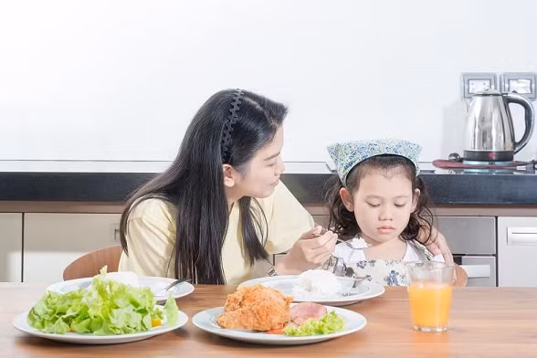 chuyen gia dinh duong ke toi bo me khien tre luoi an