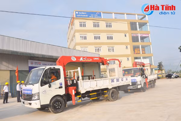 hon 200 cbnv dien luc ha tinh dien tap xu ly he thong dien do thien tai