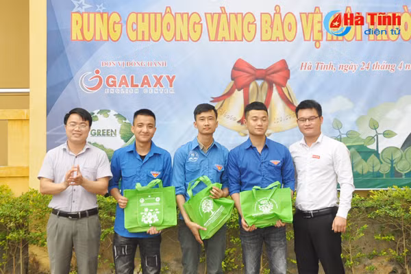 sinh vien truong cd cong nghe ha tinh rung chuong vang bao ve moi truong