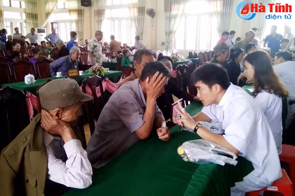 kham cap thuoc mien phi cho hon 200 nguoi dan ky lien