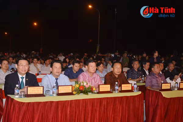 ha tinh tung bung khai truong mua du lich bien nam 2018