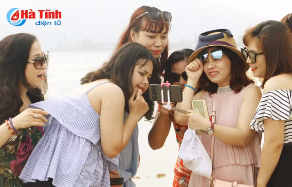 photo thoi tiet khong thuan khach van nuom nuop den thien cam