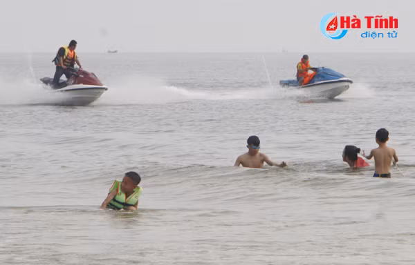 photo thoi tiet khong thuan khach van nuom nuop den thien cam