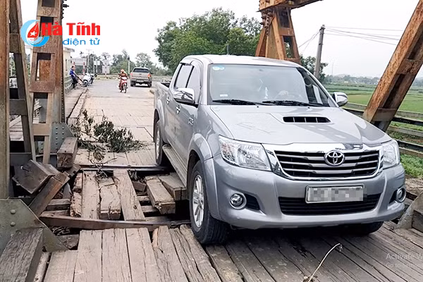 video nin tho qua cau loc yen
