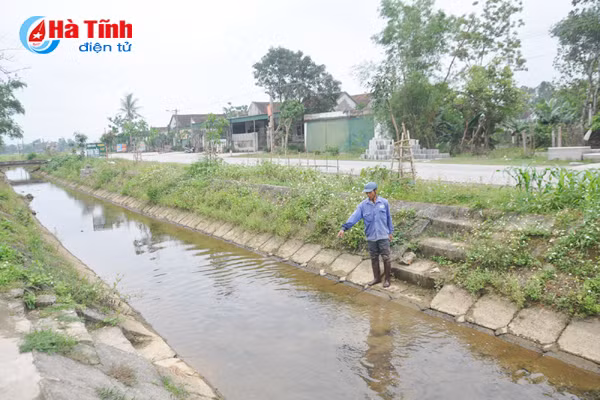 nguoi dan trung loc khat nuoc sach