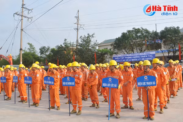 hon 200 cbnv dien luc ha tinh dien tap xu ly he thong dien do thien tai