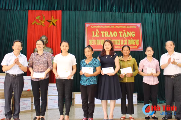 trao 11 bo thiet bi tin hoc cho cac trung tam hoc tap cong dong truong hoc