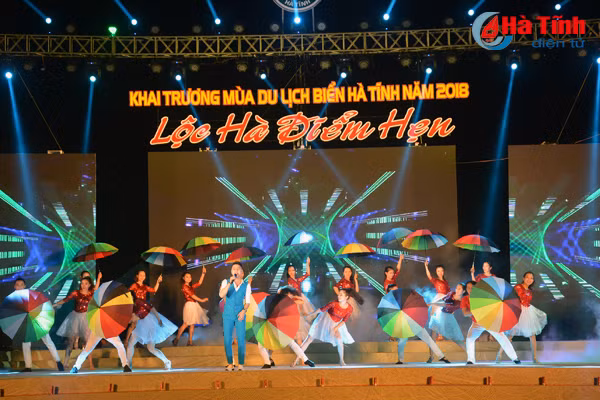 ha tinh tung bung khai truong mua du lich bien nam 2018