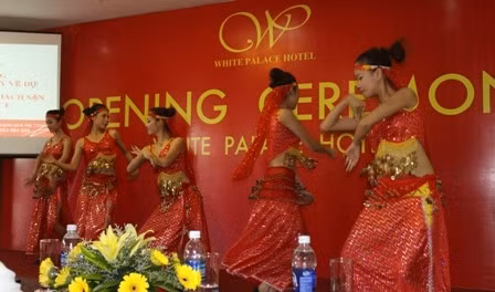 khai truong white palace hotel