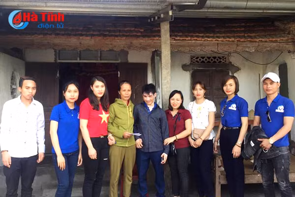 trao qua cho cac hoan canh kho khan tai ky anh