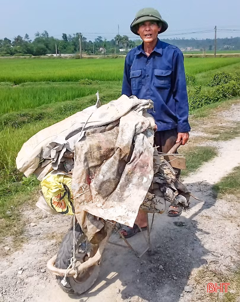 cu ong 70 tuoi van miet mai tinh nguyen thu gom rac thai