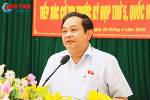 cu tri loc ha buc xuc truoc tinh trang cap mo vat lieu dat cay xang dau khong dung cho
