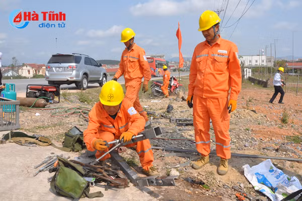 hon 200 cbnv dien luc ha tinh dien tap xu ly he thong dien do thien tai