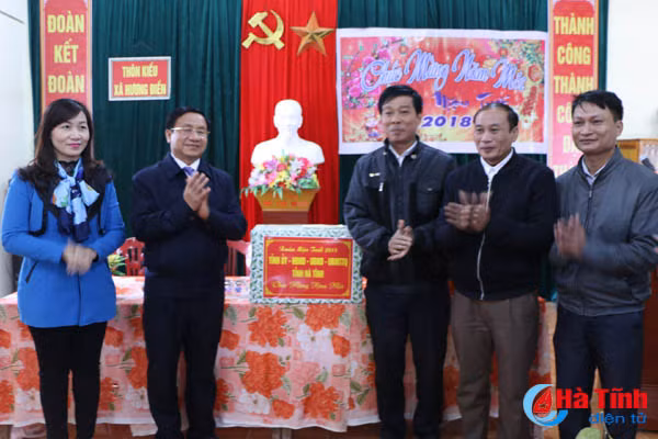 bi thu tinh uy trao huy hieu dang tang qua nguoi dan vung tai dinh cu