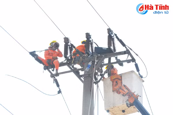 hon 200 cbnv dien luc ha tinh dien tap xu ly he thong dien do thien tai