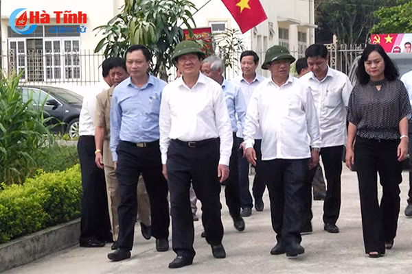 nguyen chu tich nuoc truong tan sang tham quan kdc mau tai duc tho