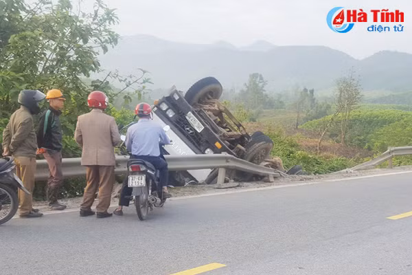 mat lai o to chong vo tren quoc lo 12c
