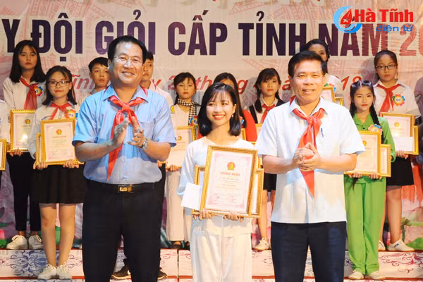 13 chi huy doi gioi cap tinh duoc trao thuong